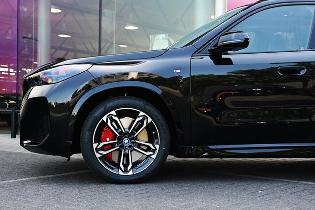 BMW iX1 eDrive20 M Sport / Panoramadak / Trekhaak / Sportstoelen / Adaptieve LED / M Adaptief onderstel / Comfort Access / Parking Assistant