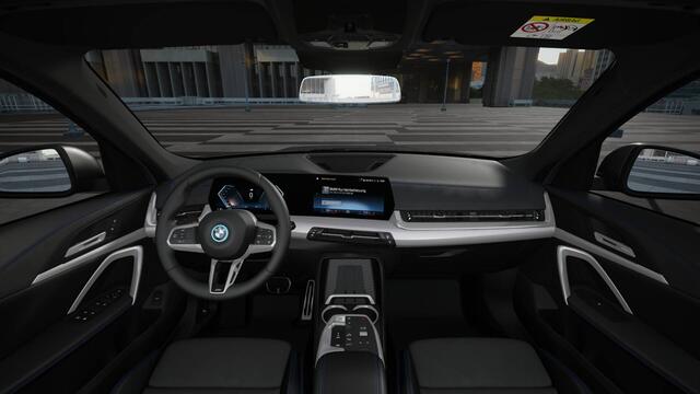 BMW iX1 eDrive20 M Sport / Trekhaak / Sportstoelen / Achteruitrijcamera / Adaptieve LED / M Adaptief onderstel / Comfort Access