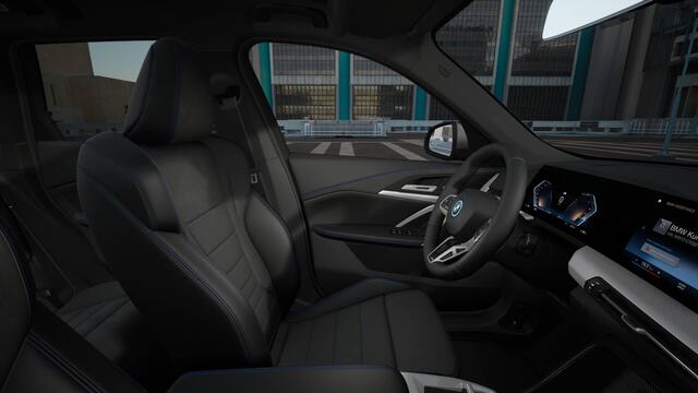 BMW iX1 eDrive20 M Sport / Trekhaak / Sportstoelen / Achteruitrijcamera / Adaptieve LED / M Adaptief onderstel / Comfort Access