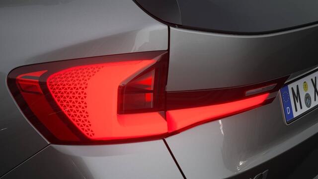 BMW iX1 eDrive20 M Sport / Trekhaak / Sportstoelen / Achteruitrijcamera / Adaptieve LED / M Adaptief onderstel / Comfort Access