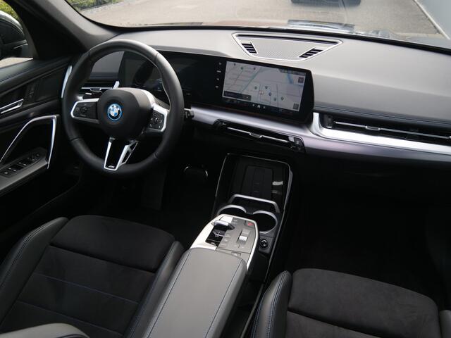 BMW iX1 eDrive20 67 kWh 304 Pk M-sport pakket Pano-dak / Trekhaak / DAB / Navi / Apple Carplay