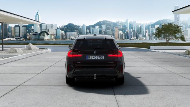 BMW iX1 eDrive20 M Sport / Panoramadak / Trekhaak / Sportstoelen / Achteruitrijcamera / M Adaptief onderstel / Comfort Access / Adaptieve LED