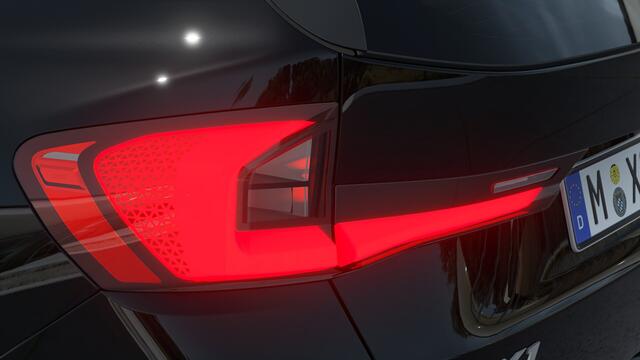 BMW iX1 eDrive20 M Sport / Panoramadak / Trekhaak / Sportstoelen / Achteruitrijcamera / M Adaptief onderstel / Comfort Access / Adaptieve LED