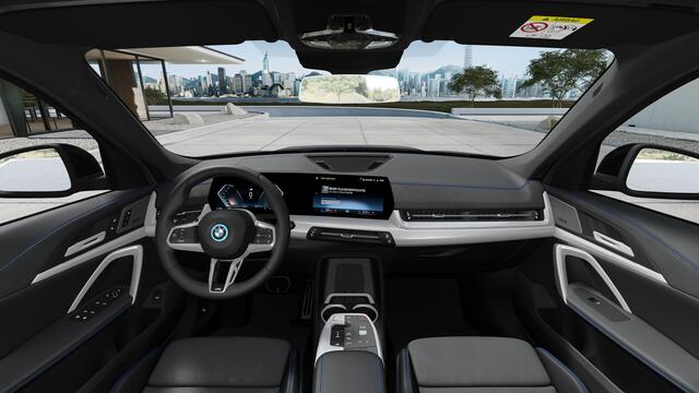 BMW iX1 eDrive20 M Sport / Panoramadak / Trekhaak / Sportstoelen / Achteruitrijcamera / M Adaptief onderstel / Comfort Access / Adaptieve LED