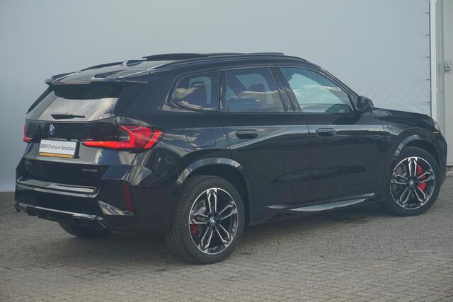 BMW iX1 eDrive20 M Sportpakket Pro 19'' / Panoramadak / Harman Kardon / Stuurwielrand verwarmd / Head-Up Display / Trekhaak