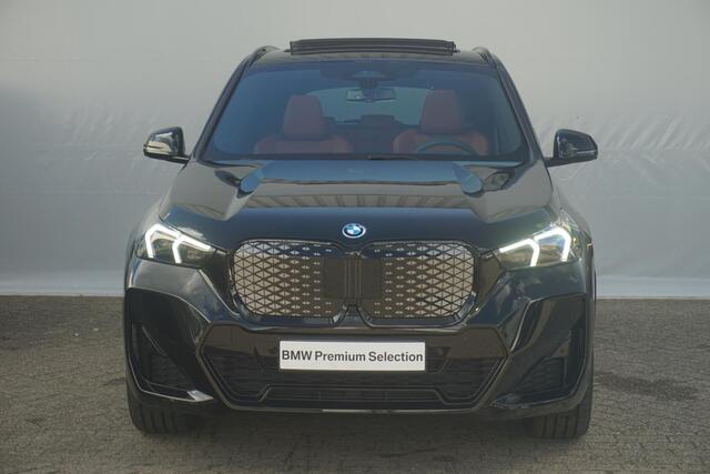 BMW iX1 eDrive20 M Sportpakket Pro 19'' / Panoramadak / Harman Kardon / Stuurwielrand verwarmd / Head-Up Display / Trekhaak