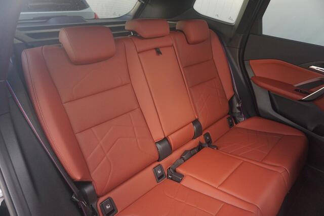 BMW iX1 eDrive20 M Sportpakket Pro 19'' / Panoramadak / Harman Kardon / Stuurwielrand verwarmd / Head-Up Display / Trekhaak