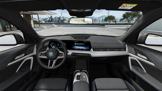 BMW iX1 eDrive20 M Sport / Sportstoelen / Achteruitrijcamera / M Adaptief onderstel / Stoelverwarming / Harman-Kardon