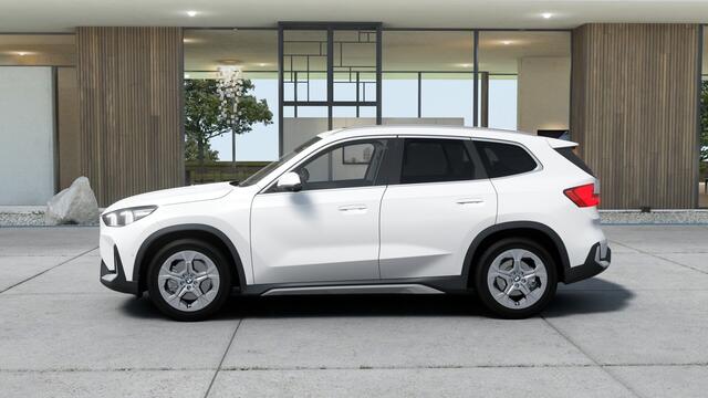 BMW iX1 eDrive20 Pure Edition / Adaptieve LED / Comfort Access / Parking Assistant / Stoelverwarming