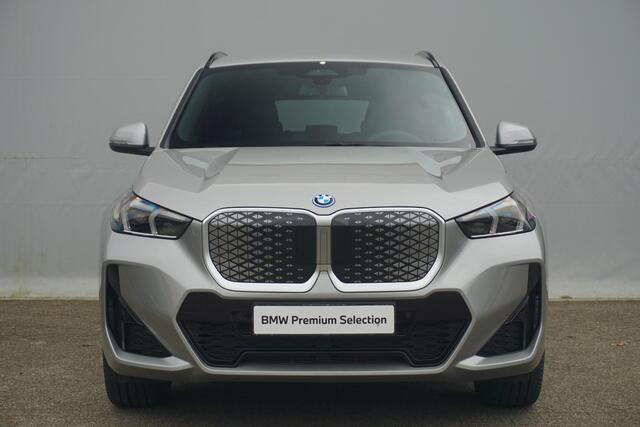 BMW iX1 eDrive20 M Sport / Premium Pack / Comfort Pack / Elektrische Stoelen / Trekhaak | Ekris Selection