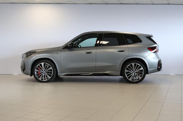 BMW iX1 eDrive20 M Sport Pro - M Sportstoelen - Pano - 20'' LMV