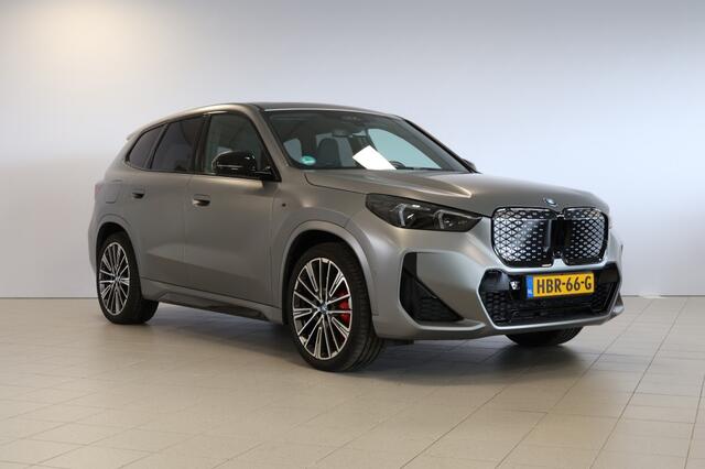 BMW iX1 eDrive20 M Sport Pro - M Sportstoelen - Pano - 20'' LMV