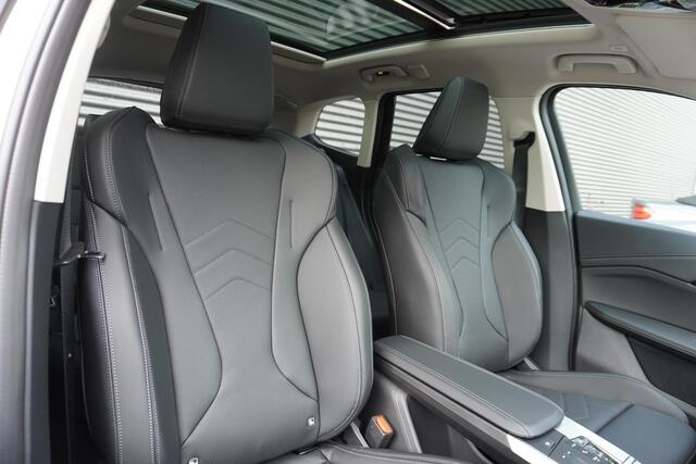 BMW iX1 eDrive20 xLine | Harman-Kardon sound system | BMW Head-Up Display | Parking Assistant Plus | Driving Assistant Plus | Comfort Pack | Trekhaak met elektrisch wegklapbare kogel | Glazen panoramadak