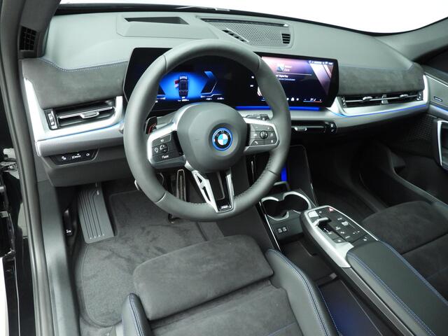 BMW iX1 eDrive20 M-Sportpakket / Trekhaak / Panoramadak / Harman-Kardon / Getint glas / Alu wielen 19 inch