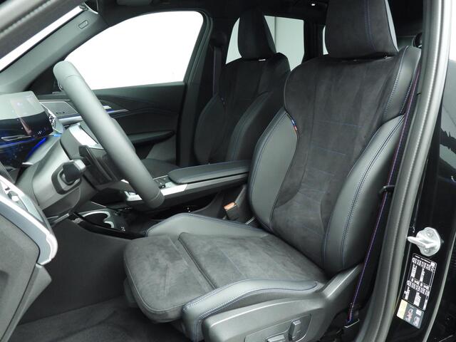 BMW iX1 eDrive20 M-Sportpakket / Trekhaak / Panoramadak / Harman-Kardon / Getint glas / Alu wielen 19 inch