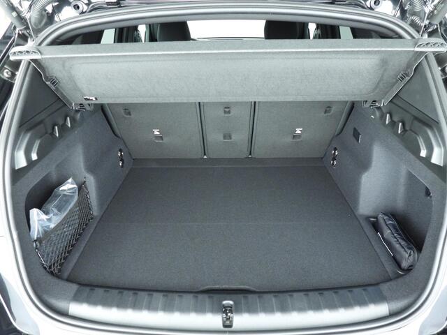 BMW iX1 eDrive20 M-Sportpakket / Trekhaak / Panoramadak / Harman-Kardon / Getint glas / Alu wielen 19 inch