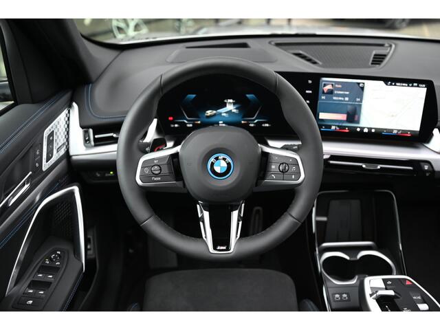 BMW iX1 eDrive20 High Executive M Sport / Panoramadak / Trekhaak / Sportstoelen / M Adaptief onderstel / Comfort Access / Adaptieve LED / Head-Up / Harman-Kardon