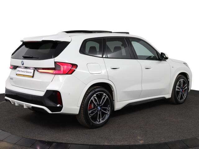 BMW iX1 eDrive20 67 kWh | M Sportpakket Pro | Comfort Access | Glazen Panoramadak | Harman-Kardon | Achteruitrijcamera | M Adaptief onderstel | Verwarmde Voorstoelen