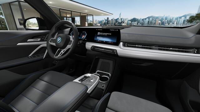 BMW iX1 eDrive20 M Sport / Panoramadak / Trekhaak / Sportstoelen / M Adaptief onderstel / Achteruitrijcamera / Adaptieve LED / Comfort Access