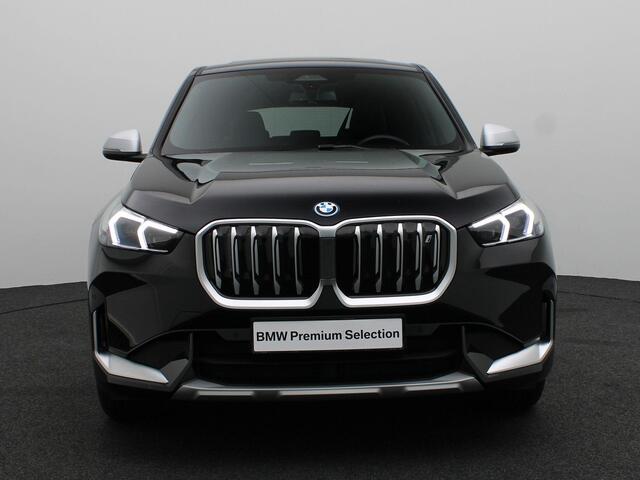 BMW iX1 xDrive30 xLine | Premium Pack | Travel Pack | Stuurwielrand Verwarmd | Panoramadak | M Adaptief onderstel | Driving Assistant Plus | 18''