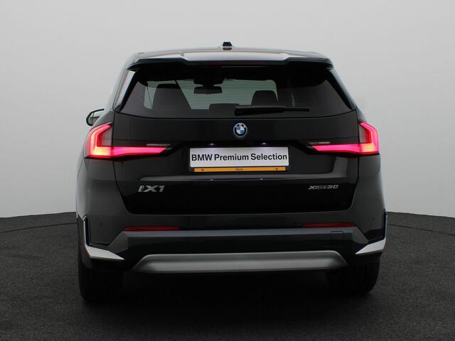 BMW iX1 xDrive30 xLine | Premium Pack | Travel Pack | Stuurwielrand Verwarmd | Panoramadak | M Adaptief onderstel | Driving Assistant Plus | 18''