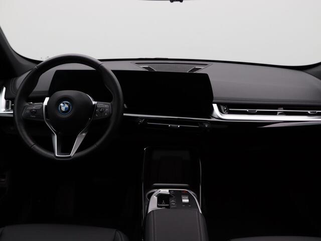 BMW iX1 xDrive30 xLine | Premium Pack | Travel Pack | Stuurwielrand Verwarmd | Panoramadak | M Adaptief onderstel | Driving Assistant Plus | 18''