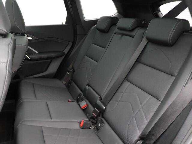 BMW iX1 xDrive30 xLine | Premium Pack | Travel Pack | Stuurwielrand Verwarmd | Panoramadak | M Adaptief onderstel | Driving Assistant Plus | 18''