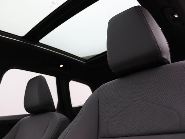 BMW iX1 xDrive30 xLine | Premium Pack | Travel Pack | Stuurwielrand Verwarmd | Panoramadak | M Adaptief onderstel | Driving Assistant Plus | 18''