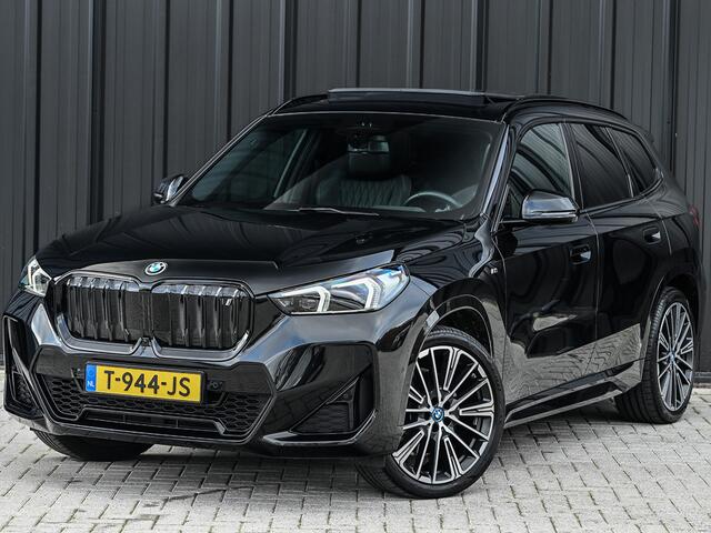 BMW iX1 XDRIVE 30 LAUNCH EDITION 67 kWh | M-SPORT | NL-AUTO | COMFORT ACCESS | PANORAMADAK | 360 CAMERA | HARMAN/KARDON | HEAD-UP | VIRTUAL COCKPIT | MEMORY SEATS | ACTIVE CRUISE | EL. TREKHAAK