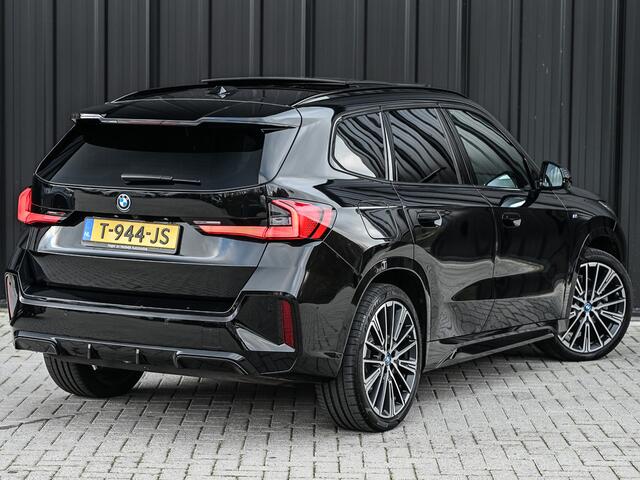 BMW iX1 XDRIVE 30 LAUNCH EDITION 67 kWh | M-SPORT | NL-AUTO | COMFORT ACCESS | PANORAMADAK | 360 CAMERA | HARMAN/KARDON | HEAD-UP | VIRTUAL COCKPIT | MEMORY SEATS | ACTIVE CRUISE | EL. TREKHAAK