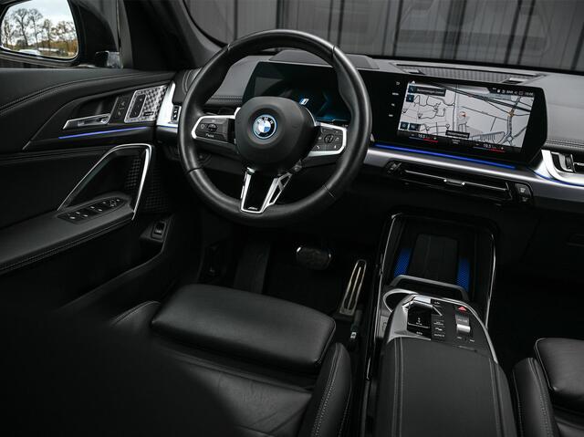 BMW iX1 XDRIVE 30 LAUNCH EDITION 67 kWh | M-SPORT | NL-AUTO | COMFORT ACCESS | PANORAMADAK | 360 CAMERA | HARMAN/KARDON | HEAD-UP | VIRTUAL COCKPIT | MEMORY SEATS | ACTIVE CRUISE | EL. TREKHAAK