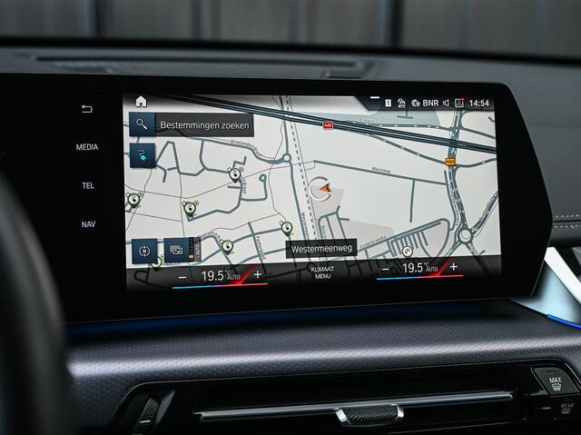 BMW iX1 XDRIVE 30 LAUNCH EDITION 67 kWh | M-SPORT | NL-AUTO | COMFORT ACCESS | PANORAMADAK | 360 CAMERA | HARMAN/KARDON | HEAD-UP | VIRTUAL COCKPIT | MEMORY SEATS | ACTIVE CRUISE | EL. TREKHAAK