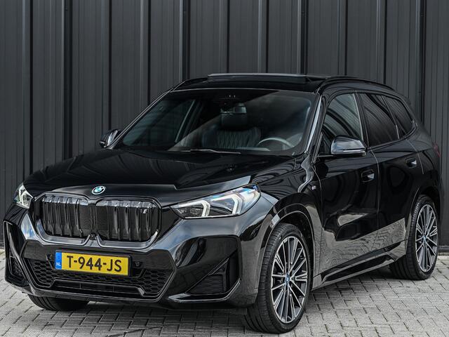 BMW iX1 XDRIVE 30 LAUNCH EDITION 67 kWh | M-SPORT | NL-AUTO | COMFORT ACCESS | PANORAMADAK | 360 CAMERA | HARMAN/KARDON | HEAD-UP | VIRTUAL COCKPIT | MEMORY SEATS | ACTIVE CRUISE | EL. TREKHAAK