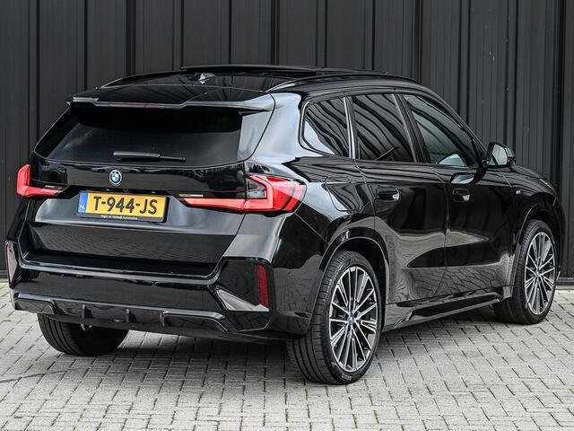 BMW iX1 XDRIVE 30 LAUNCH EDITION 67 kWh | M-SPORT | NL-AUTO | COMFORT ACCESS | PANORAMADAK | 360 CAMERA | HARMAN/KARDON | HEAD-UP | VIRTUAL COCKPIT | MEMORY SEATS | ACTIVE CRUISE | EL. TREKHAAK