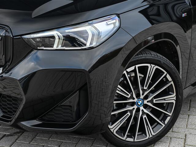 BMW iX1 XDRIVE 30 LAUNCH EDITION 67 kWh | M-SPORT | NL-AUTO | COMFORT ACCESS | PANORAMADAK | 360 CAMERA | HARMAN/KARDON | HEAD-UP | VIRTUAL COCKPIT | MEMORY SEATS | ACTIVE CRUISE | EL. TREKHAAK