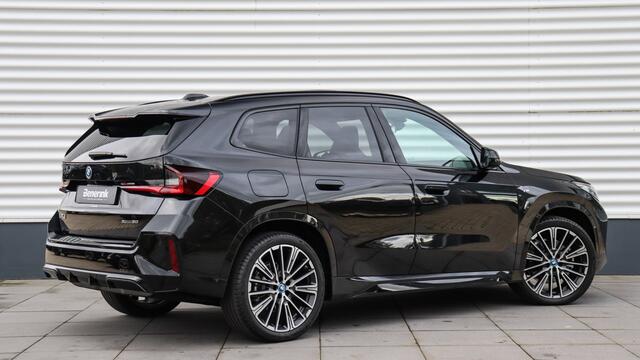BMW iX1 xDrive30 M-Sport | Massage | Harman/Kardon | Panoramadak | Head-up | Trekhaak | Leder