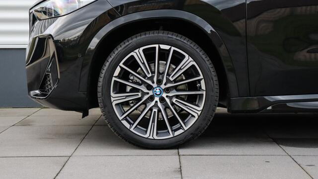 BMW iX1 xDrive30 M-Sport | Massage | Harman/Kardon | Panoramadak | Head-up | Trekhaak | Leder