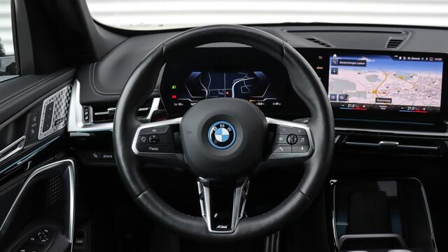 BMW iX1 xDrive30 M-Sport | Massage | Harman/Kardon | Panoramadak | Head-up | Trekhaak | Leder