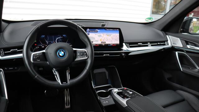 BMW iX1 xDrive30 M-Sport | Massage | Harman/Kardon | Panoramadak | Head-up | Trekhaak | Leder
