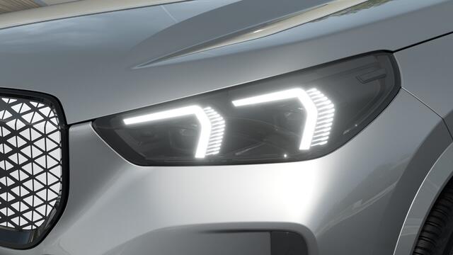 BMW iX1 eDrive20 M Sport / Panoramadak / Trekhaak / Sportstoelen / M Adaptief onderstel / Comfort Access / Head-Up / Adaptieve LED / Parking Assistant Plus