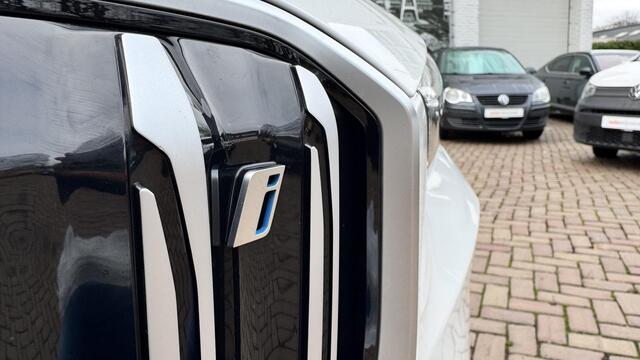 BMW iX1 xDrive30 Launch Edition 67 kWh | Eerste eigenaar | Prijs is incl. BTW | Fabrieksgarantie |