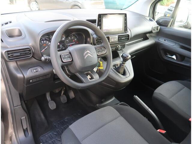 Citroen BERLINGO 110 Pk Benzine 5-Persoons *Origineel Navigatie * Cruise Control * Airco * Hoge Zit * DAB Radio * Tevens Apple Car Play / Android Auto voor Maps & Spotify * Vingerhoets; Vierde Generatie Eersteklas Service, al meer dan 100 jaar........