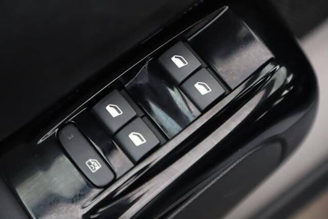 Citroen C3 1.2 PureTech Shine Navigatie Achteruitrijcamera 17 inch LMV Carplay Android Clima Cruise Rijstrooksensor