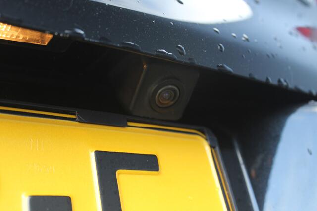 Citroen C3 1.2 PureTech S&S Shine | Incl. 12 maanden garantie | Trekhaak | Parkeersensoren | Achteruitrijcamera | Apple carplay/Android auto | Airco | Cruise control | Bluetooth | Climate control | Lichtmetalen velgen | Navigatie