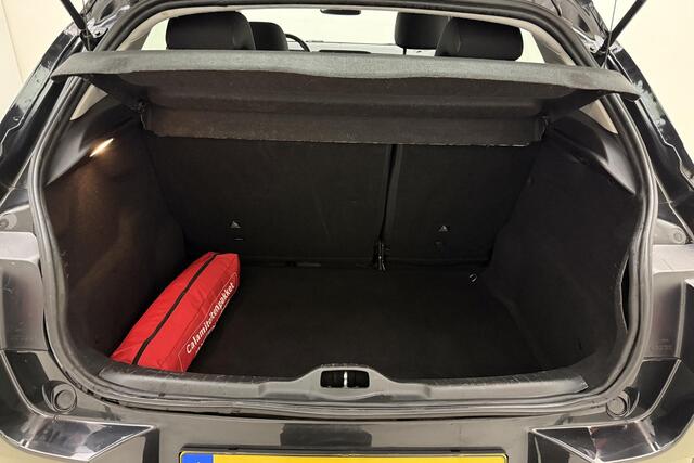 Citroen C4 CACTUS 1.2 PureTech Feel 110 PK | Climate control | Parkeersensoren | Navigatie via Carplay | Weinig kilometers | Cruise control | DAB radio