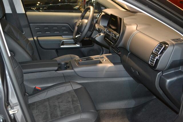 Citroen C5 Aircross 1.6 Plug-in Hybrid 225pk Max I PANORAMADAK I NAVIGATIE I ACHTERUITRIJCAMERA I PARKEERSENSOREN VOOR & ACHTER I ZWARTE ALCANTRA - LEDERENBEKLEDING I EL. ACHTERKLEP I L.M. VELGEN I ACTIE RIJKLAAR ¤ 39.950,- I KLEUR PLATINUM GREY I 3 KM I