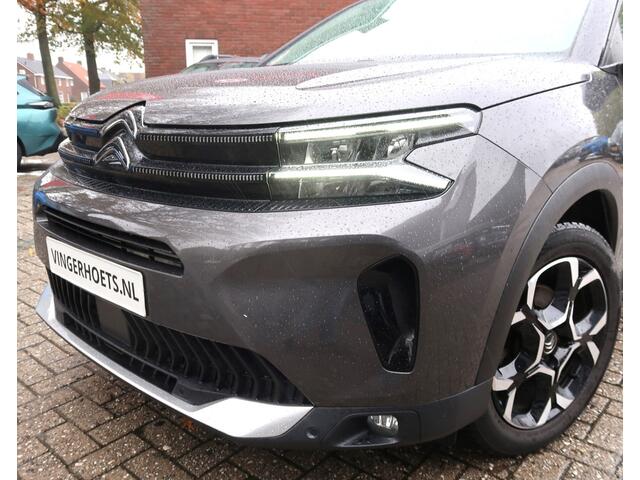 Citroen C5 Aircross 130 Pk. *** Automaat *** Feel Edition 100% Benzine * Nieuw Type * Keyless Entry & Start Button * 3 Stoelen 2e zitrij * Speciale Bekleding * L.M. Velgen * Climate & Cruise Control * Navigatie en Spotify via Apple Car Play of Android Auto * Vingerh