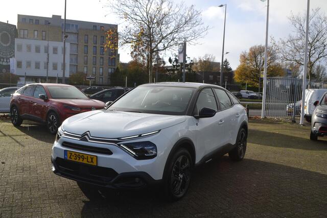 Citroen ë-C4 50 KW I FEEL I NAVIGATIE I ACHTERUITRIJCAMERA I L.M. VELGEN I MICA / PARELMOER KLEUR WIT + ZWART DAK I PARKEERSENSOREN ACHTER I POMPSET I IN STAAT VAN NIEUW I LAGE KM.STAND 128 Km I