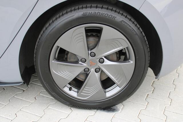 Cupra Born Essential 62 kWh | Incl. 12 maanden garantie | Cruise control | Stuurverwarming | Apple carplay/Android auto | Parkeersensoren | DAB radio | Climate control |