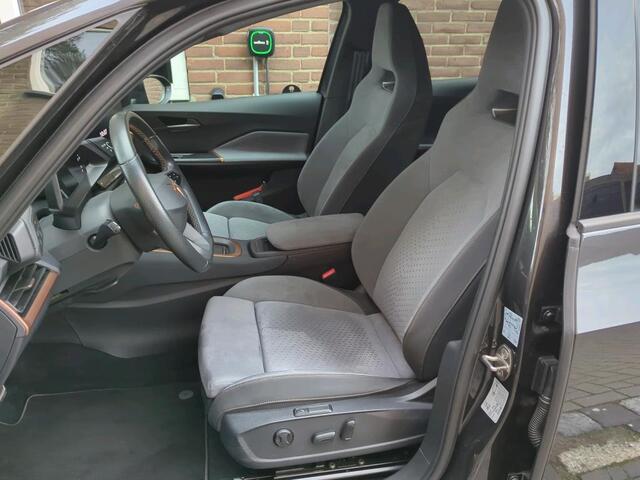 Cupra Born Performance One 62 kWh / Navigatie / Parkeersensoren V+A / App connect / Camera / Lichtmetaal 19 inch /